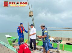 Cegah Konflik Antar Nelayan Satpolairud Polres Gresik Bongkar Dua Rumpon di Perairan Utara