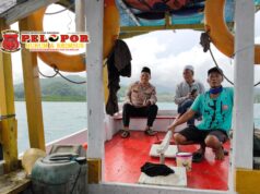 Kades Sidogedungbatu bersama Kapolsek Sangkapura Lakukan Pencarian Nelayan yang Hilang di Perairan Bawean.