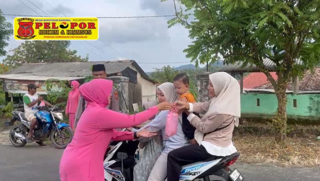 Berbagi di Bulan Ramadan, Polsek Tambak Bagikan Takjil Kepada Warga Jelang Buka Puasa.