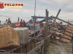 PUTING BELIUNG MENGAMUK! Gedung Sekolah di Pesisir Kotabaru Roboh Diterjang Angin, Warga Sempat Panik
