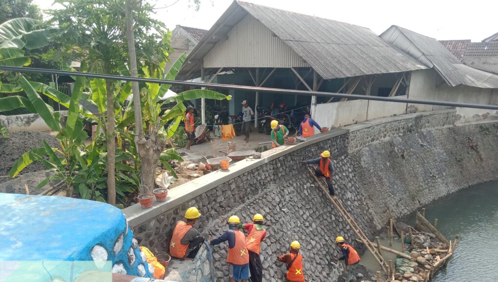 CV. Gatra Ideal Apresiasi Peran Serta Media Kawal Pelaksanaan Pemeliharaan Tebing Sungai Leces