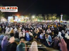 Lantunan Sholawat Bergema di Pulau Bawean, Ribuan Jemaah Membanjiri Alun-Alun Sangkapura.