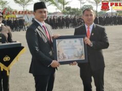 Ketua DPRD Tanah Bumbu Serahkan Piagam Penghargaan kepada Kasat Reserse Narkoba, Apresiasi Perjuangan Memberantas Peredaran Narkotika