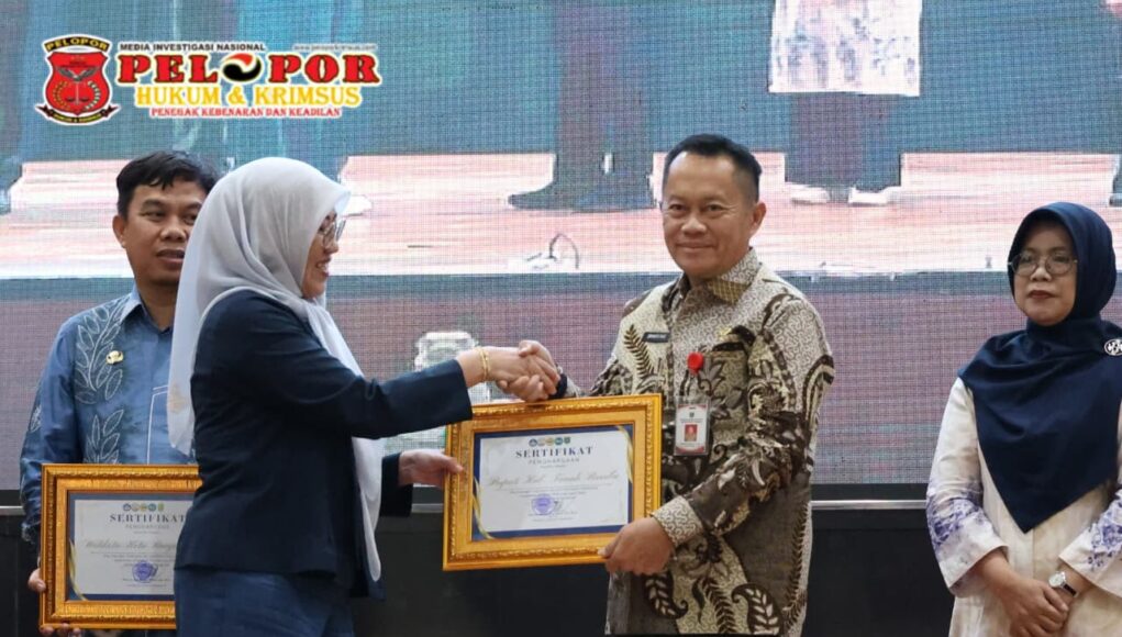 Bupati Andi Rudi Latif Terima Penghargaan ULM atas Dukungan Program KKN Lingkungan Hidup
