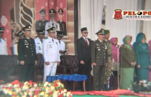 Dewan Muda Eril Desembrilian Prabowo Hadiri Upacara Penurunan Bendera di Alun-Alun Sangkapura Bawean.