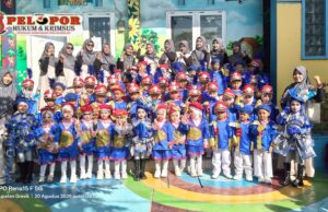 Semarak HUT RI ke-81, Memukau Penampilan Drumband “Kuncup Melati” TK ABA 17 Sangkapura Bawean.