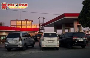 Antrean Solar Bersubsidi di SPBU Jalan Simpang Tiga Pelabuhan Pery Batulicin Memanas, Sesama Pelangsir Terlibat Keributan, Salah Seorang Diduga Keluarkan Senjata Tajam
