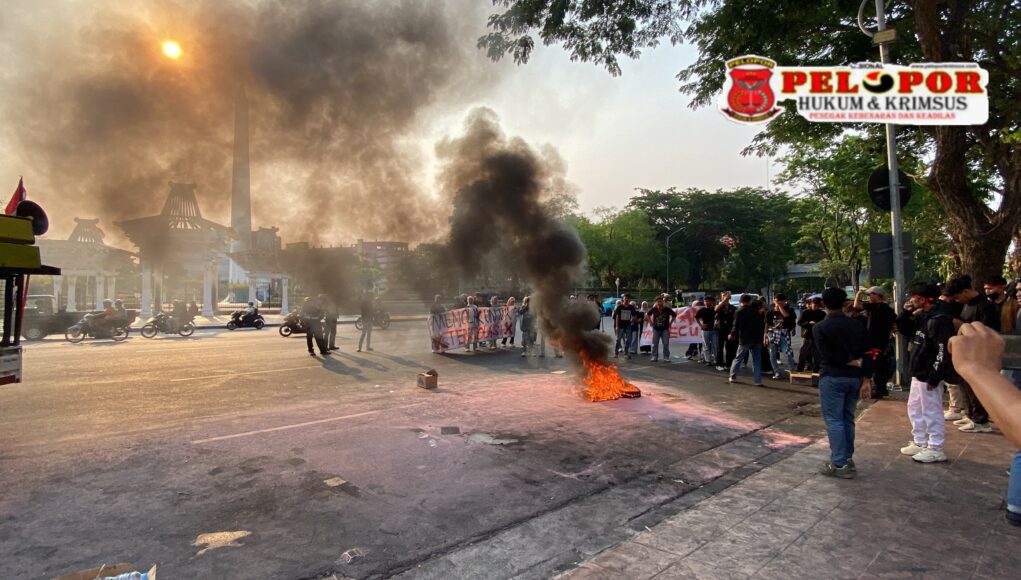 Gubernur Tak Kunjung Temui Massa, Aksi AMPB di Kantor Pemprov Jatim Berujung Ricuh.