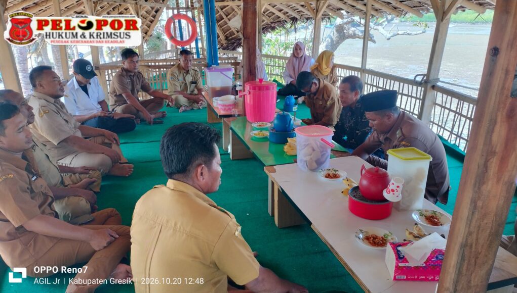 Kades Lebak, Fadal Beri Apresiasi Kepada Kasi Kesra Yang Telah Mengabdi Selama 19 Tahun.