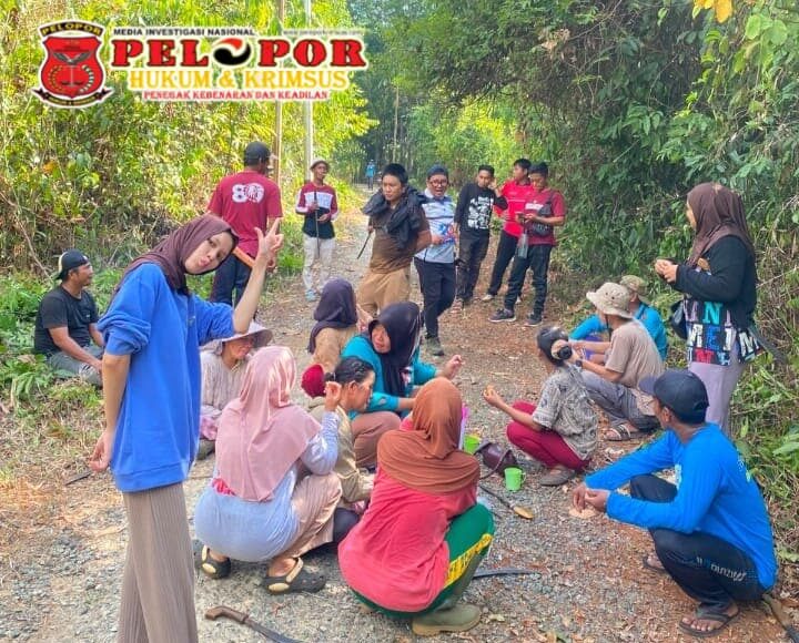 Desa Pulau Burung, Aparatur Desa dan Warga Bersihkan Lingkungan